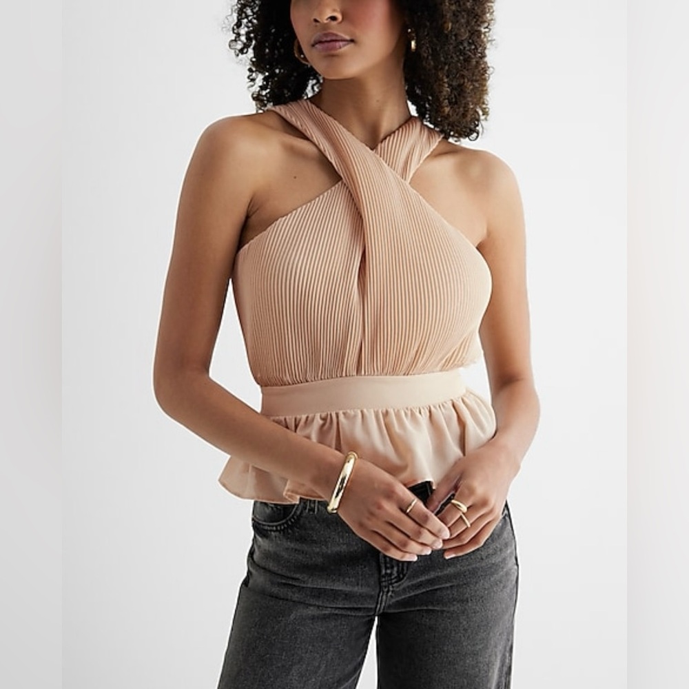 NWT: Twist halter neck tank